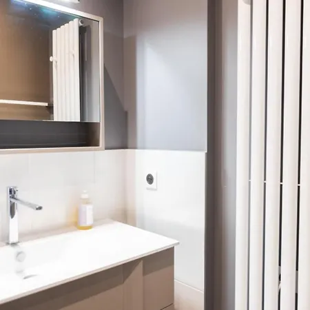 Modern Flat Near Notre Dame De